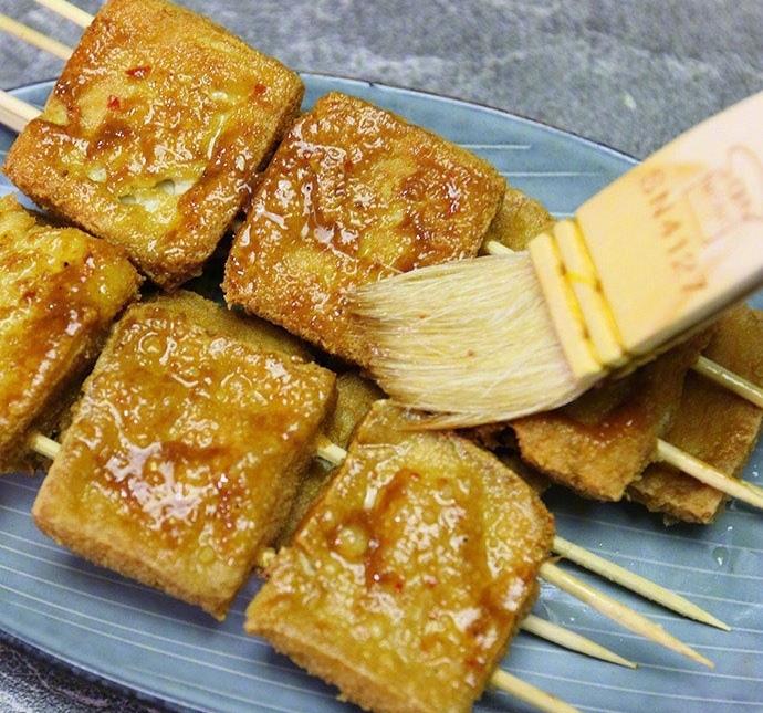 油炸臭豆腐外酥里嫩咬一口还爆汁简直太美味了酱汁是关键