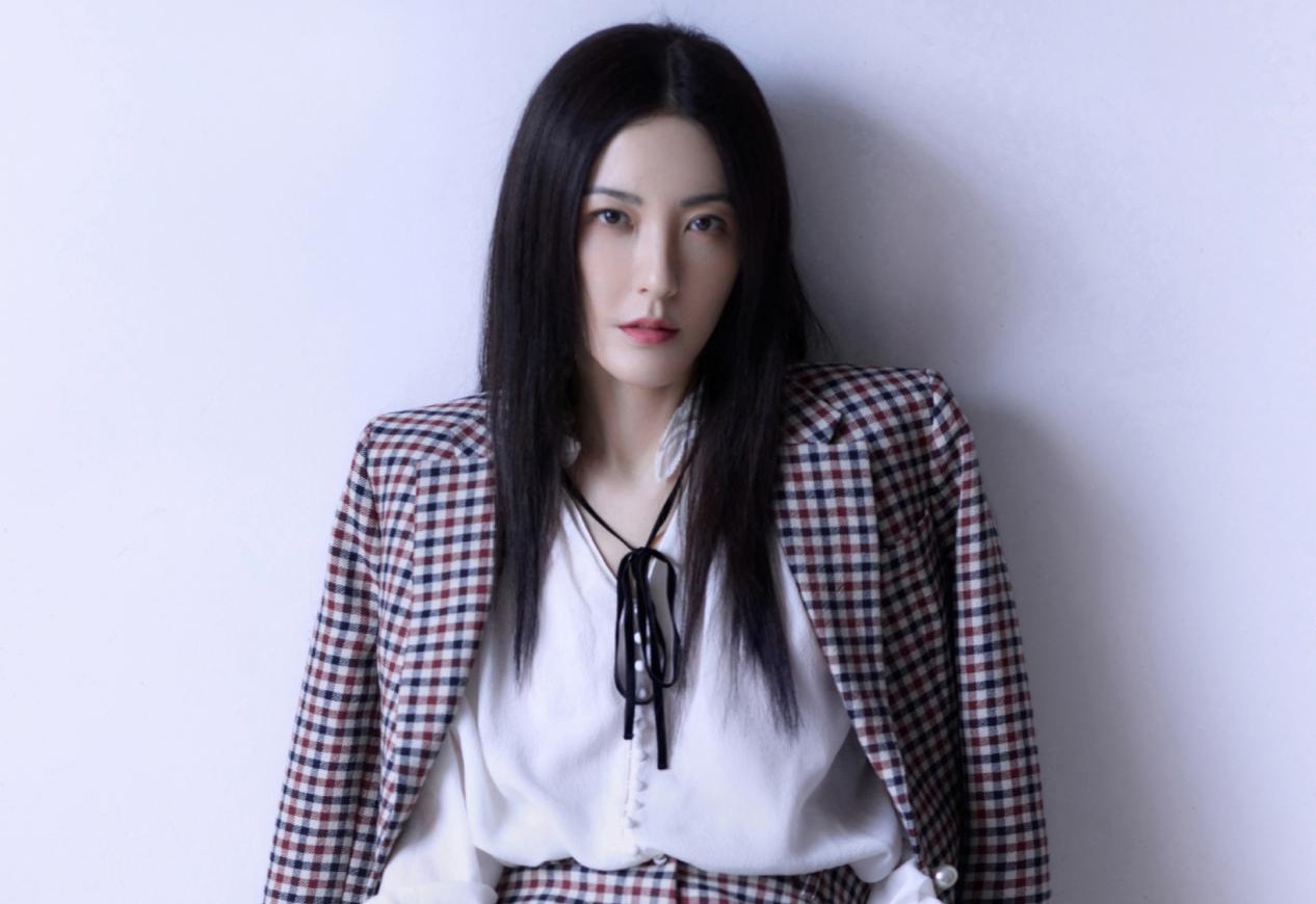 44岁的曾黎状态真好!格纹西装配衬衫干练得体,大气又有魅力