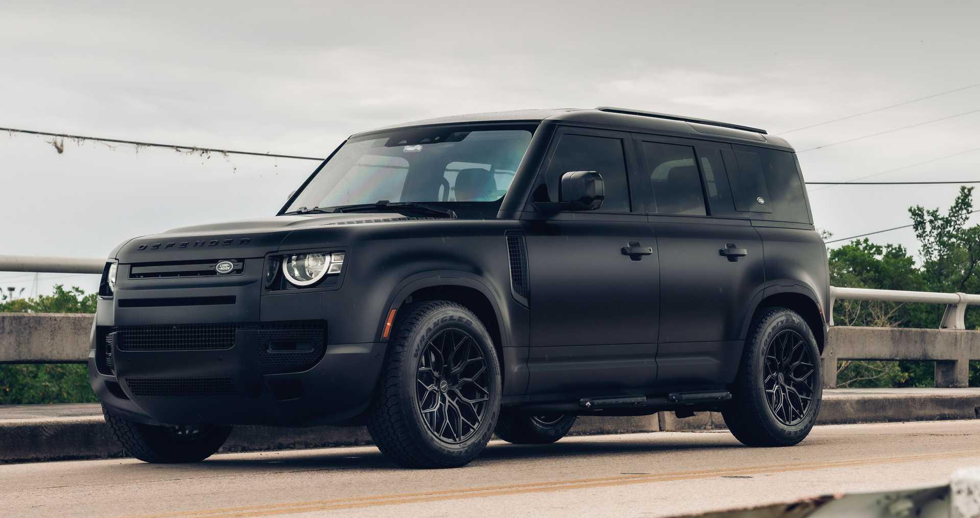 路虎卫士暗黑涂装版配备一组黑色抛光轮圈外观完美