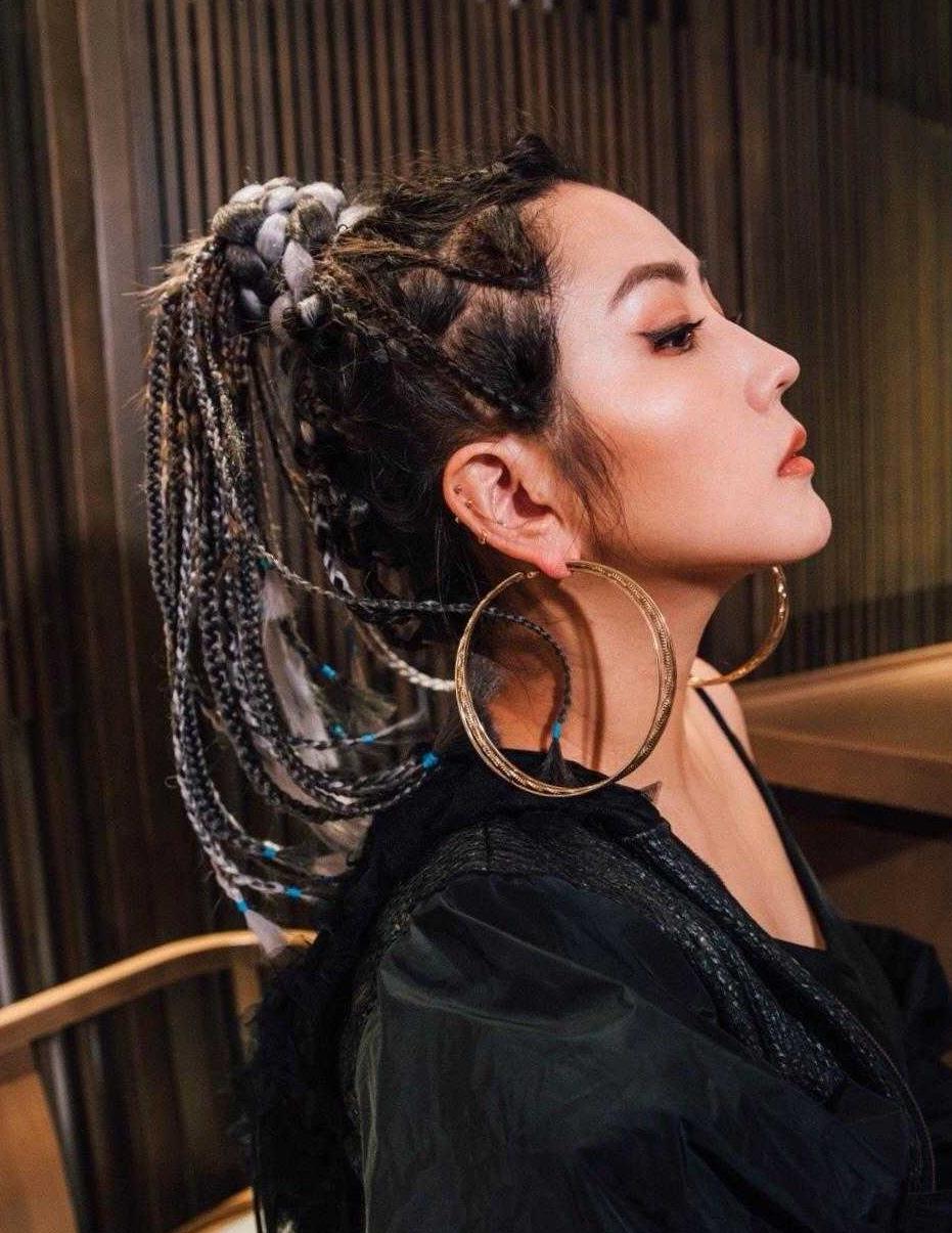 何洁扎脏辫太a了一身黑色穿搭配金靴气质招摇又吸睛