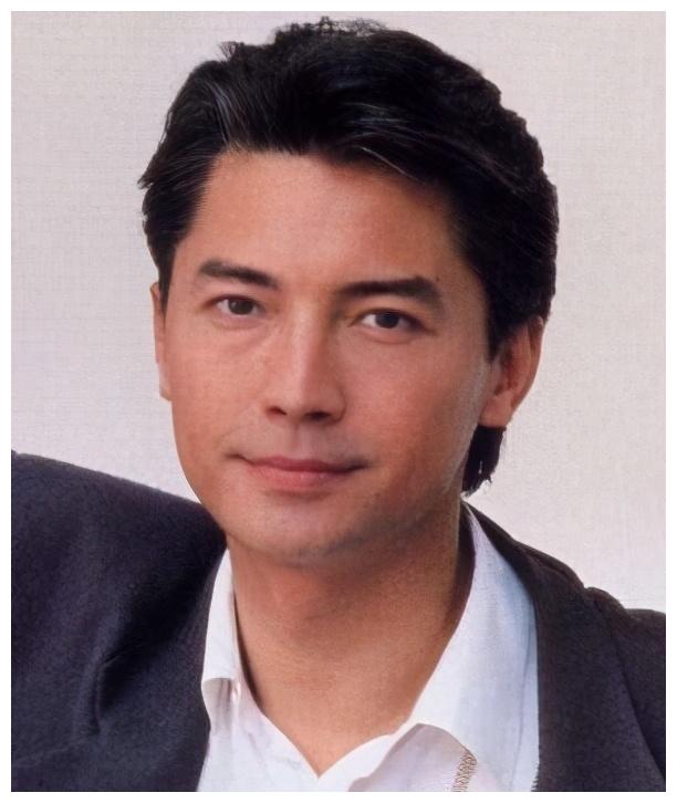 尊龙:演“末代皇帝”,拥有众多光环,但生活却不只是鲜花和掌声__财经头条