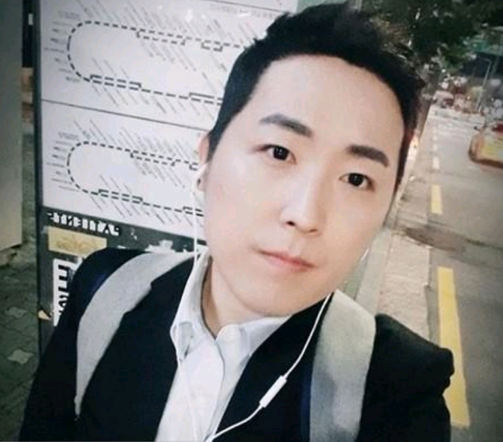 韩国男歌手权道云出柜 大方认爱小5岁男友 经纪公司证实 出柜 男歌手 经纪公司 新浪新闻 韩国男歌手权道云出柜 大方认爱小5岁男友 经纪公司证实 出柜 男歌手 经纪公司 新浪新闻