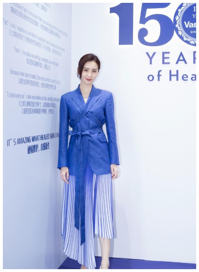 刘诗诗真的是那种给人岁月静好的感觉一袭蓝色西装优雅范十足