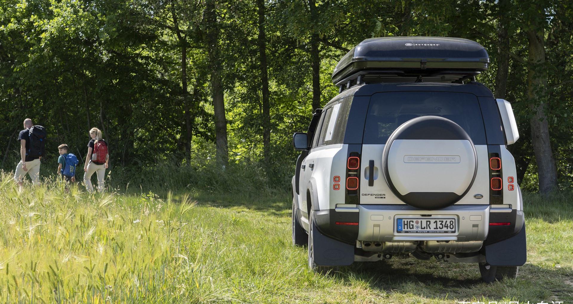 路虎这次真用心了卫士能秒变房车车顶支帐篷能住2胖子