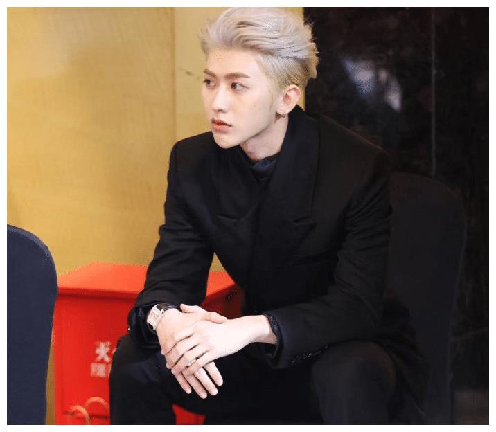 蔡徐坤|银发|盛典_新浪新闻