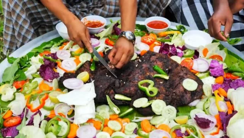 由于印度的牛肉卖得十分便宜,因此他们吃起来的豪放程度一点也不比