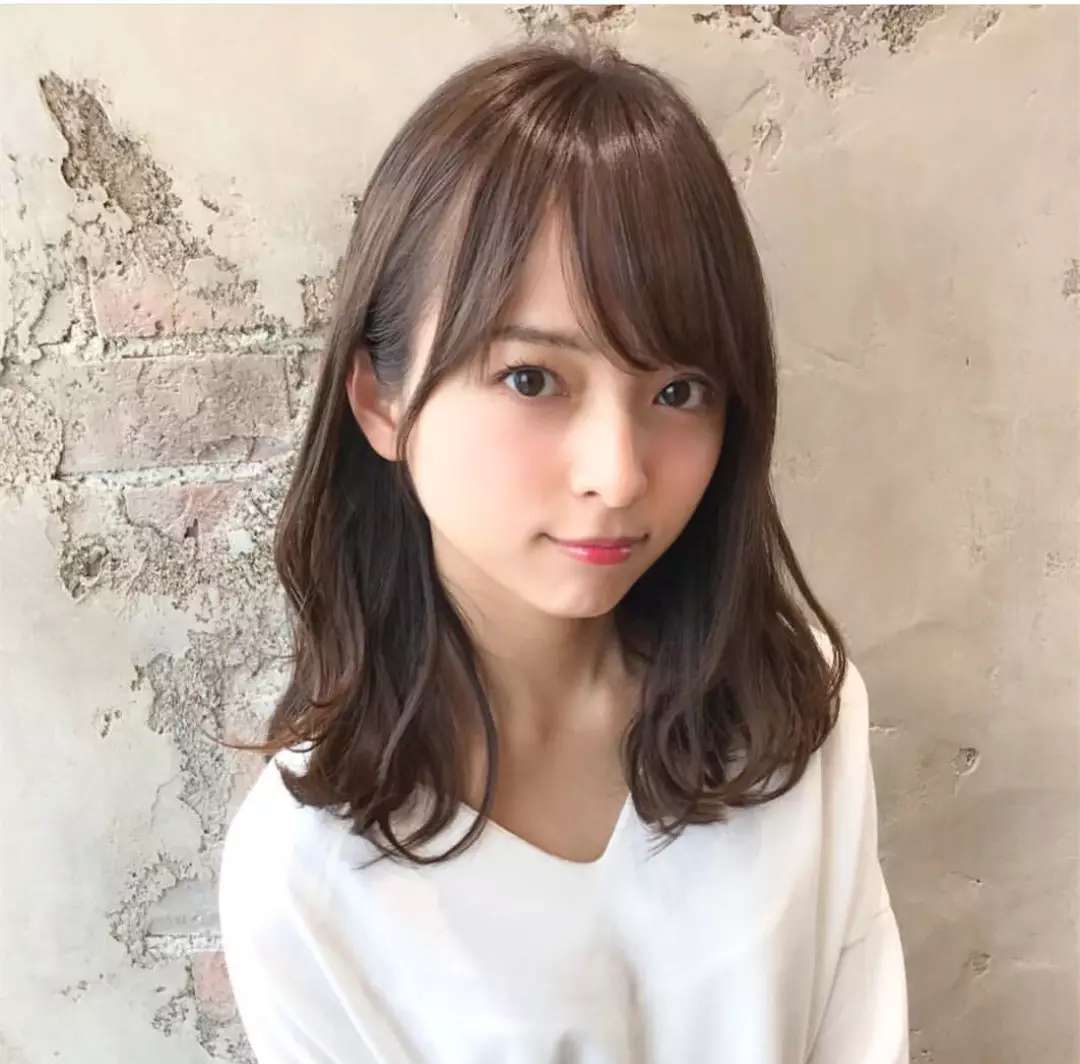 换来换去还是锁骨烫时髦今秋流行的八款发型显脸小又减龄