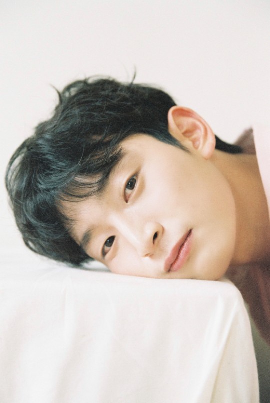 韩国艺人郑珍云最新时装写真笑眼弯弯