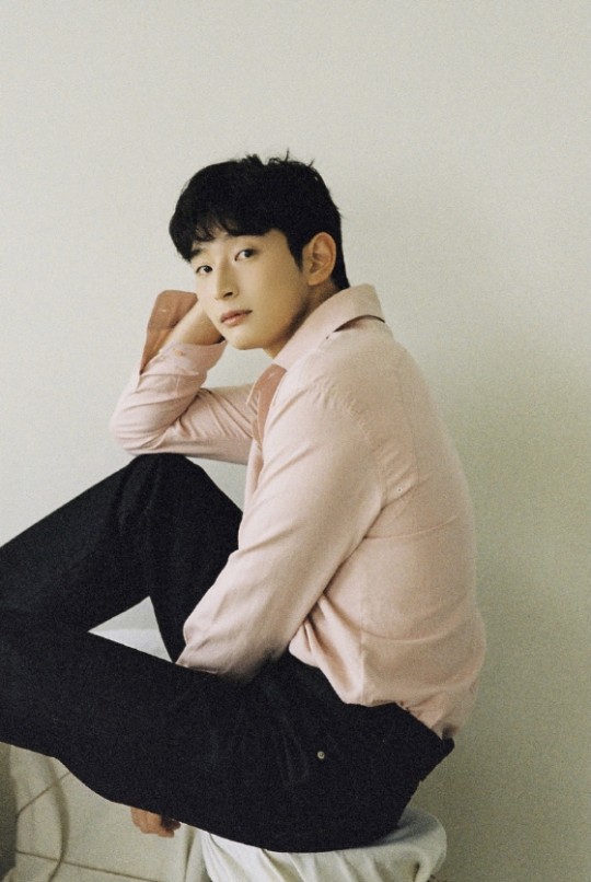 韩国艺人郑珍云最新时装写真笑眼弯弯