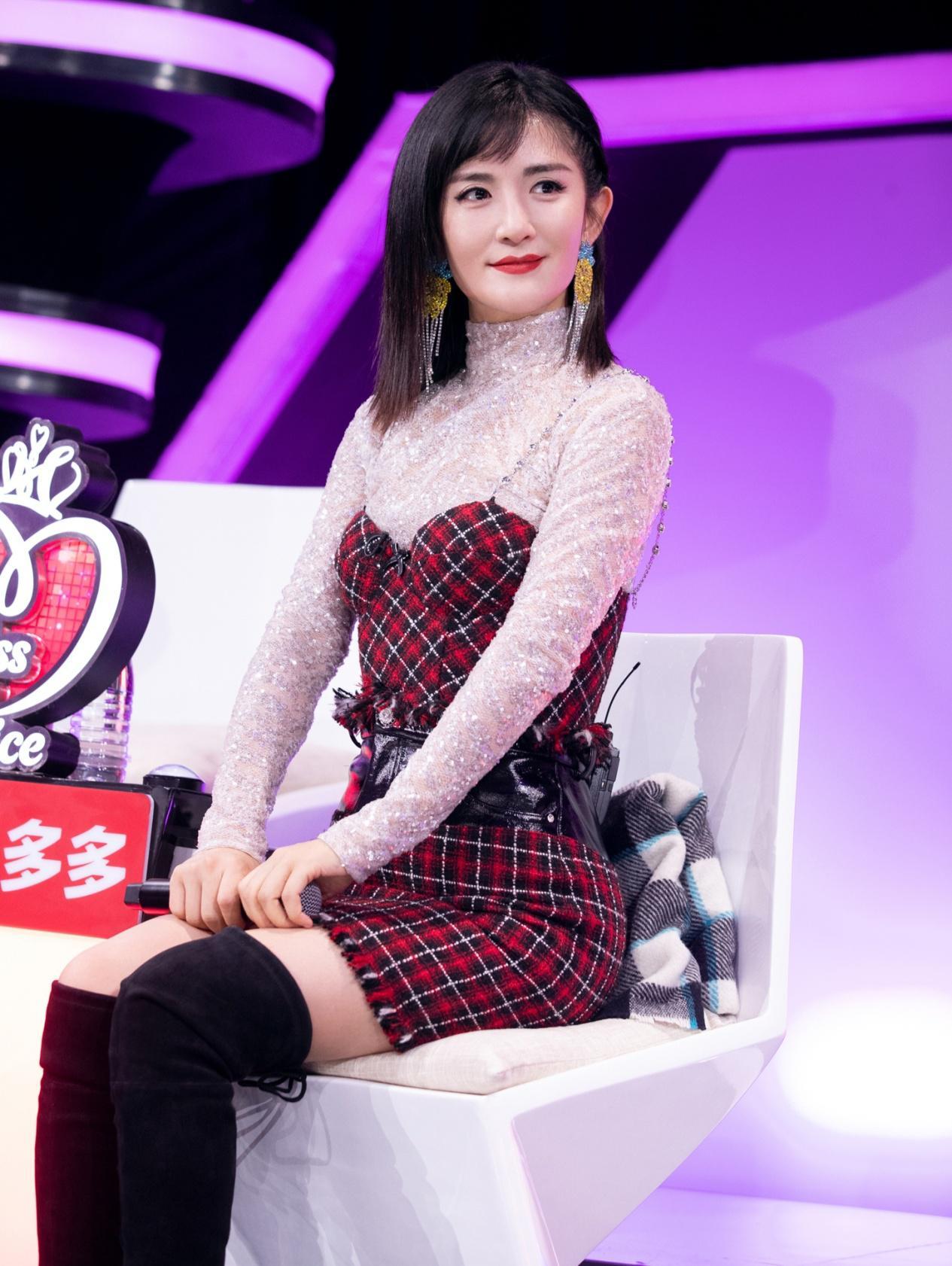 谢娜真敢穿,透视衫搭配格子短裙又酷又炫,流苏耳坠十分吸睛