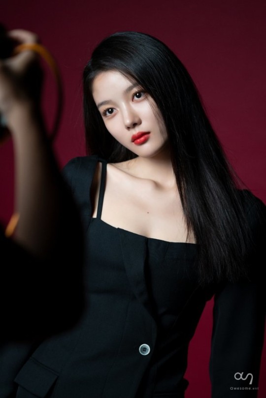 金裕贞未公开时装照鹅黄色衬粉嫩肌肤