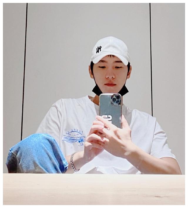 200530 杨洋对镜自拍照公开 镜子前的杨总帅气满分让人无限心动