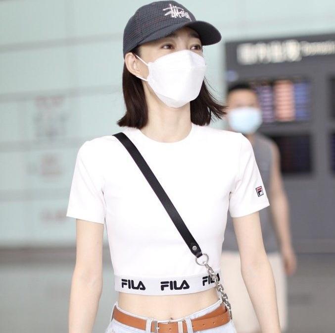 王丽坤街拍:fila露脐t水洗牛仔裤stussy棒球帽潮味满满