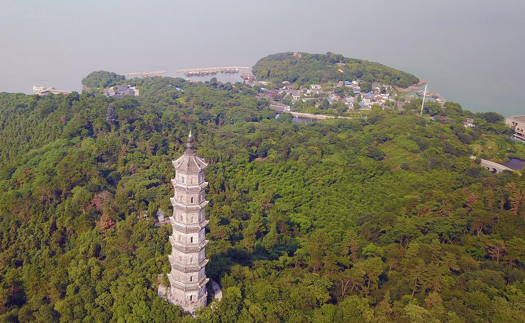 安徽一座少有人知的古塔高51米在五大淡水湖之一的巢湖上