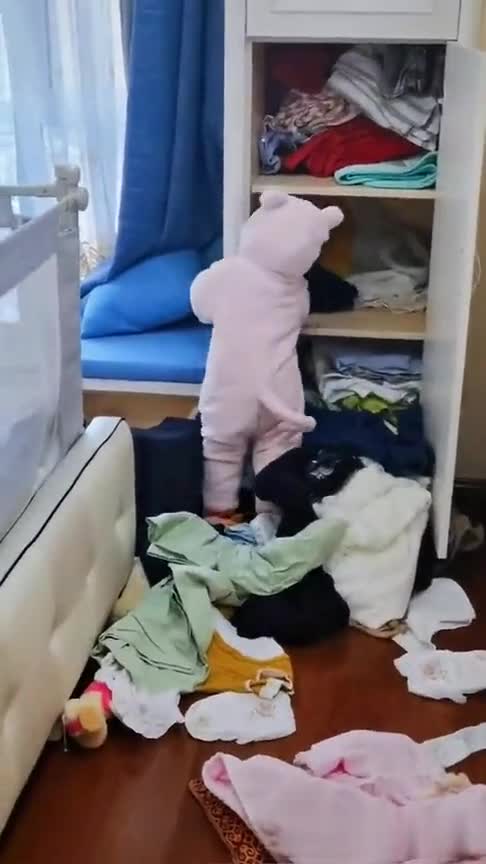 一秒钟没看见又开始翻箱倒柜你要找什么我帮你找还不行吗
