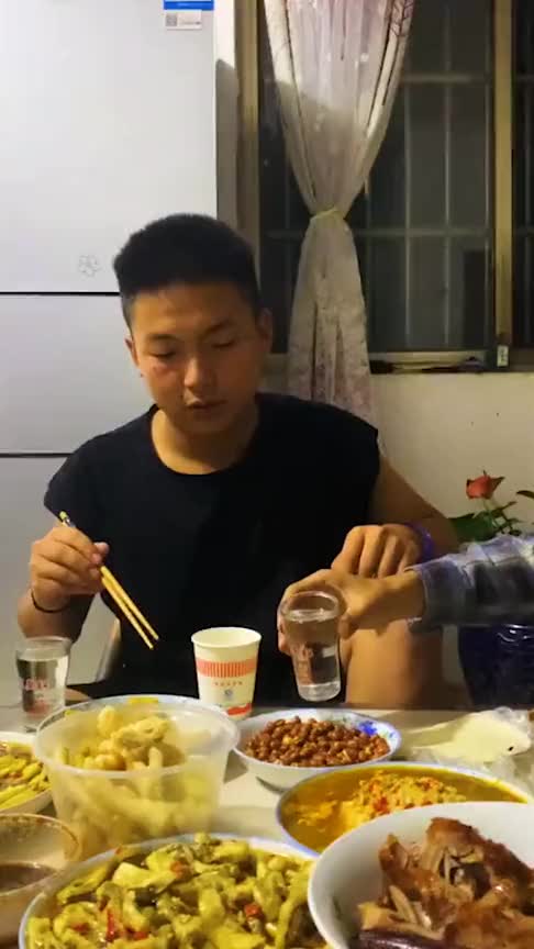 小伙请兄弟们喝酒花生没熟不用怕兄弟们有的是招数