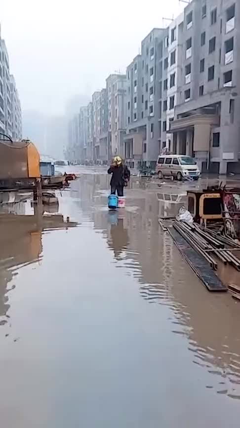 工地下雨有积水工人师傅自制的胶鞋可装水可防水