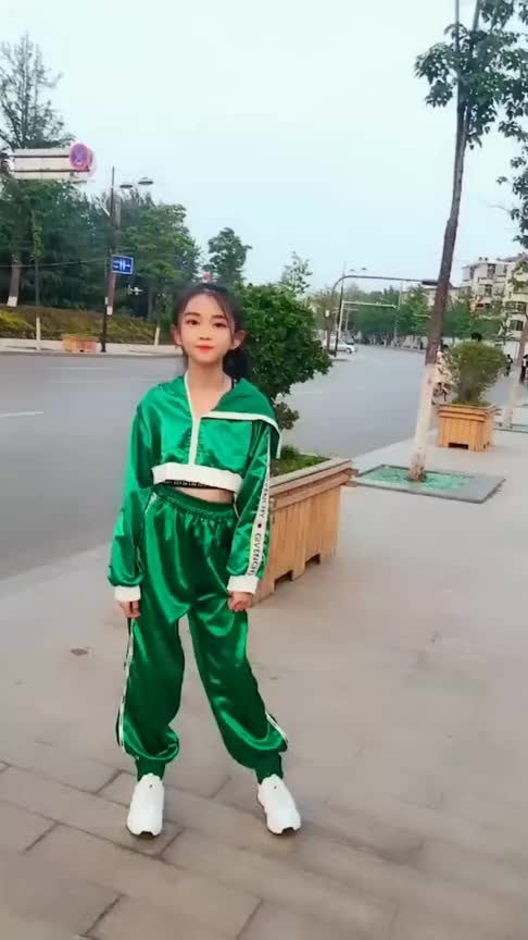 路边偶遇宋小睿这一身装扮穿在她身上真是太有气质了