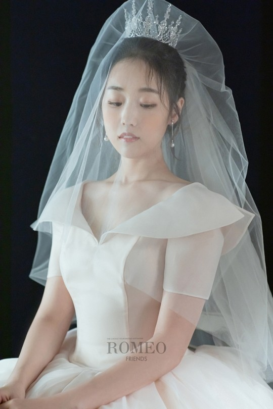 朴宝美与足球选手朴耀汉将于12月6日结婚 公开缠绵的婚纱写真