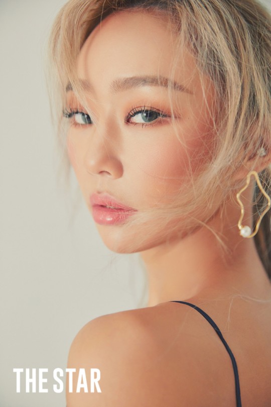 韩女歌手孝琳最新杂志写真撩开蛮腰露纹身