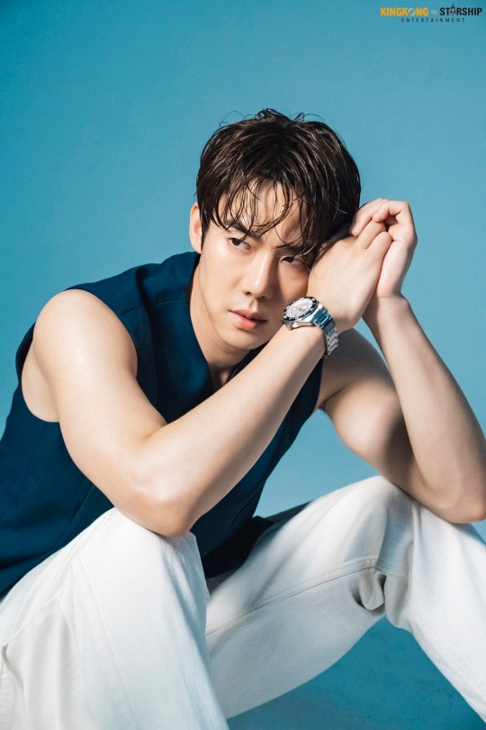 柳演锡水上大片艺术感十足 湿发造型魅力足