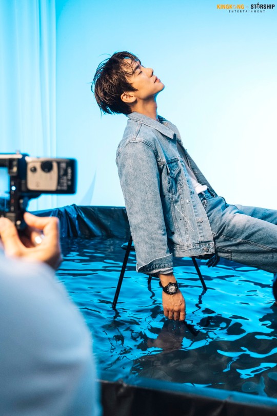 柳演锡水上大片艺术感十足 湿发造型魅力足