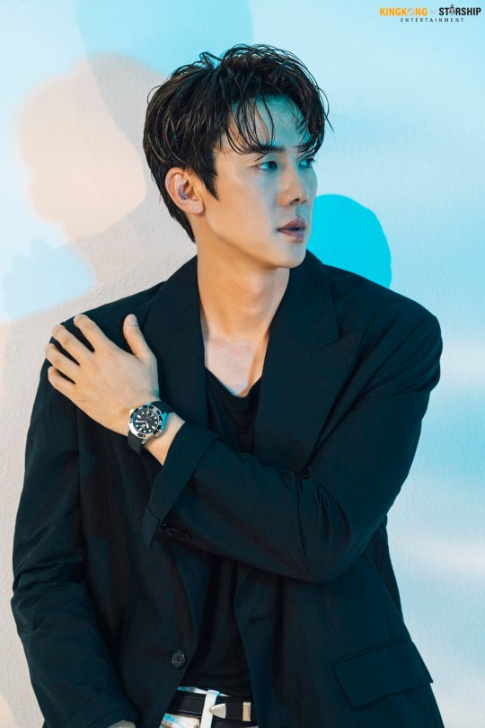 柳演锡水上大片艺术感十足 湿发造型魅力足