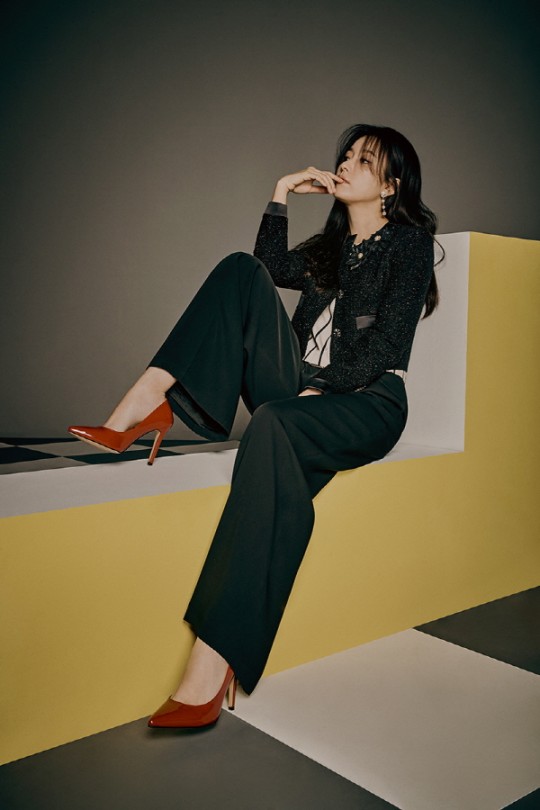 韩国女艺人韩孝周代言女装品牌拍宣传照