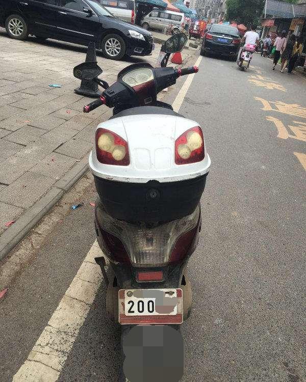 首先是白色牌照,这种电动车一般出现在超标电动车上,看来说就是不符合