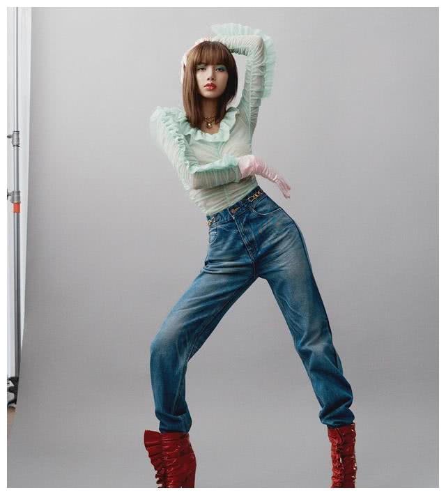 1997年出生于泰国的lisa身高167cm,曾是泰国女团"we zaa cool"的成员