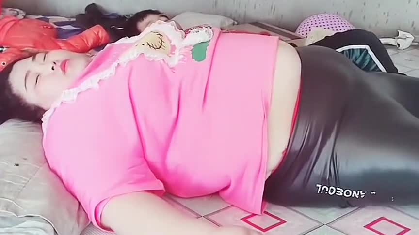 300斤的大胖妞在睡觉,老公一说吃饭就这反应,简直没救了!