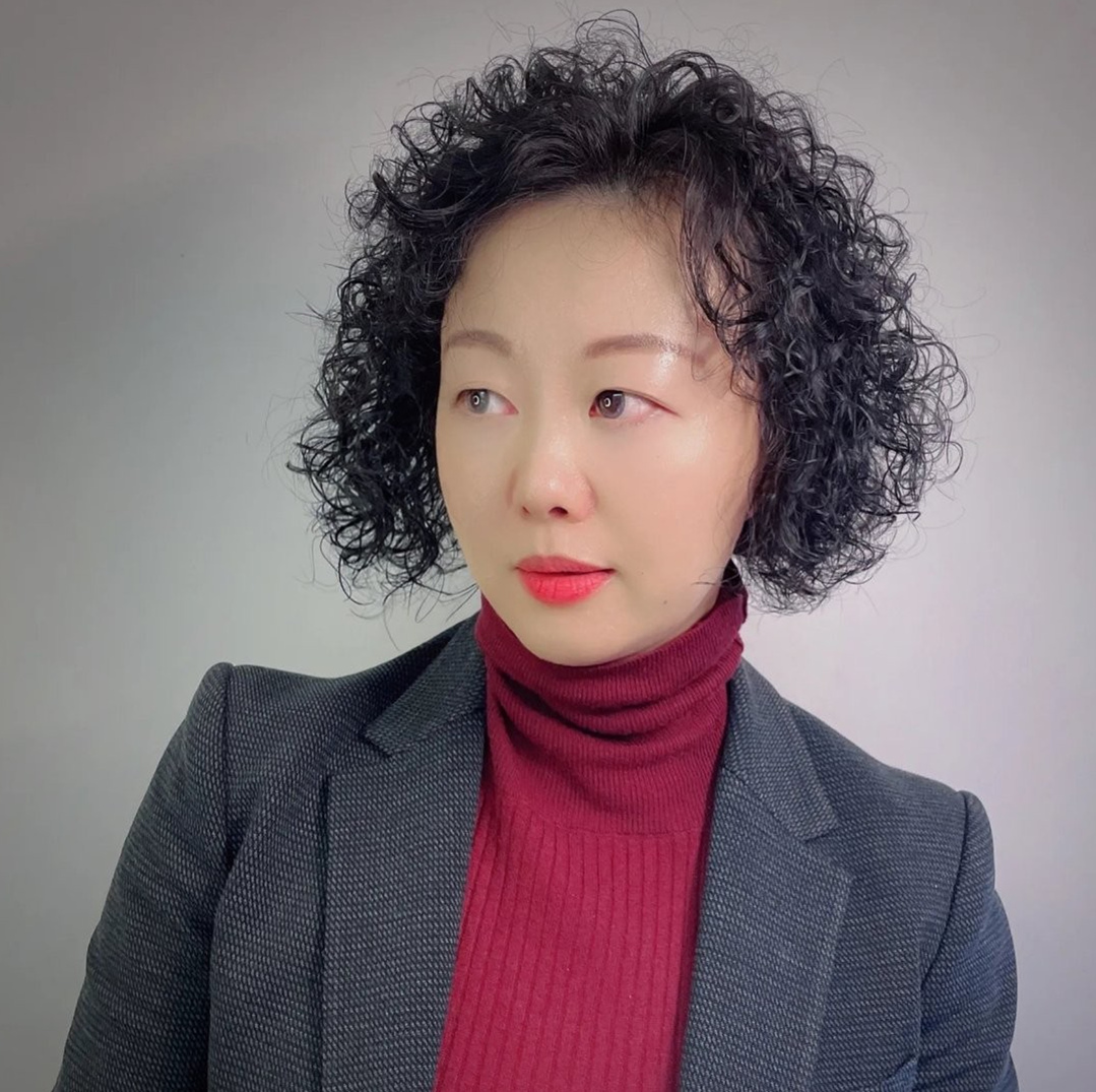 女人过了50岁后别乱烫发今年流行成熟复古风烫发减龄又显气质