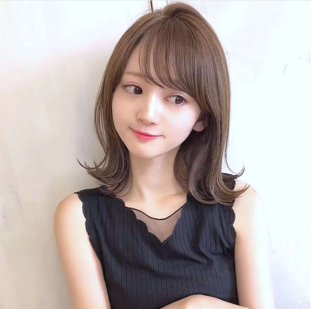 换来换去还是锁骨烫时髦今秋流行的八款发型显脸小又减龄