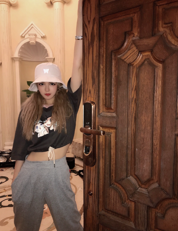 周扬青发色很出众不是一般人敢轻易尝试的穿搭造型依然好看