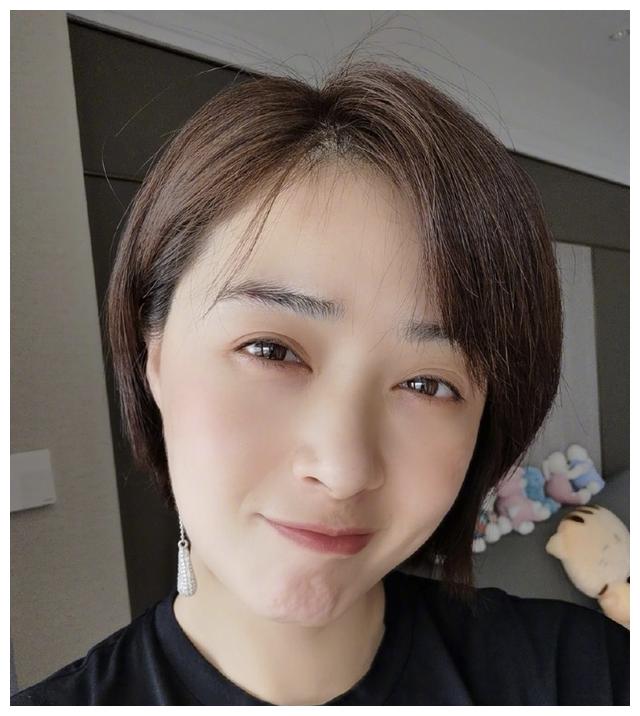 蒋欣现身机场,疑身材管理失控,腰肢粗壮发福明显,偶像包袱全无