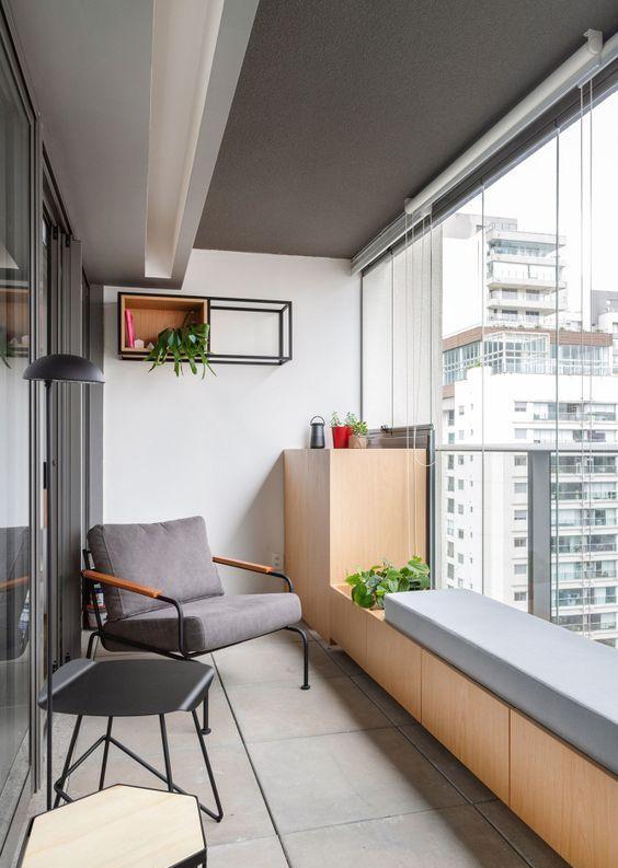 打造休闲阳台,建议靠窗边打一圈卡座,比靠墙保护隐私使用更安全