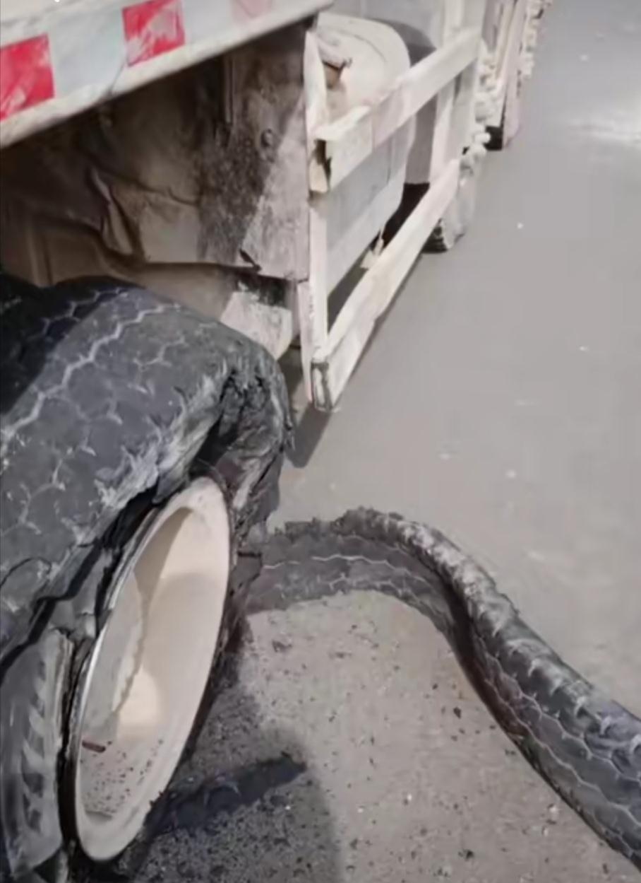 行驶过程中大货车突然后轮爆胎__财经头条