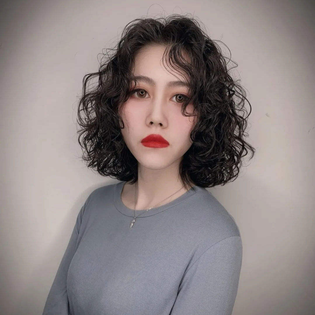 女人过了50岁后别乱烫发今年流行成熟复古风烫发减龄又显气质