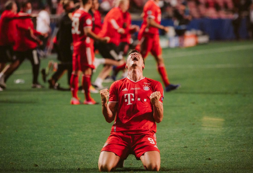 莱万跪地仰天怒吼,欧冠奖杯第6次刻上拜仁,眼泪在飞|莱万|拜仁|格