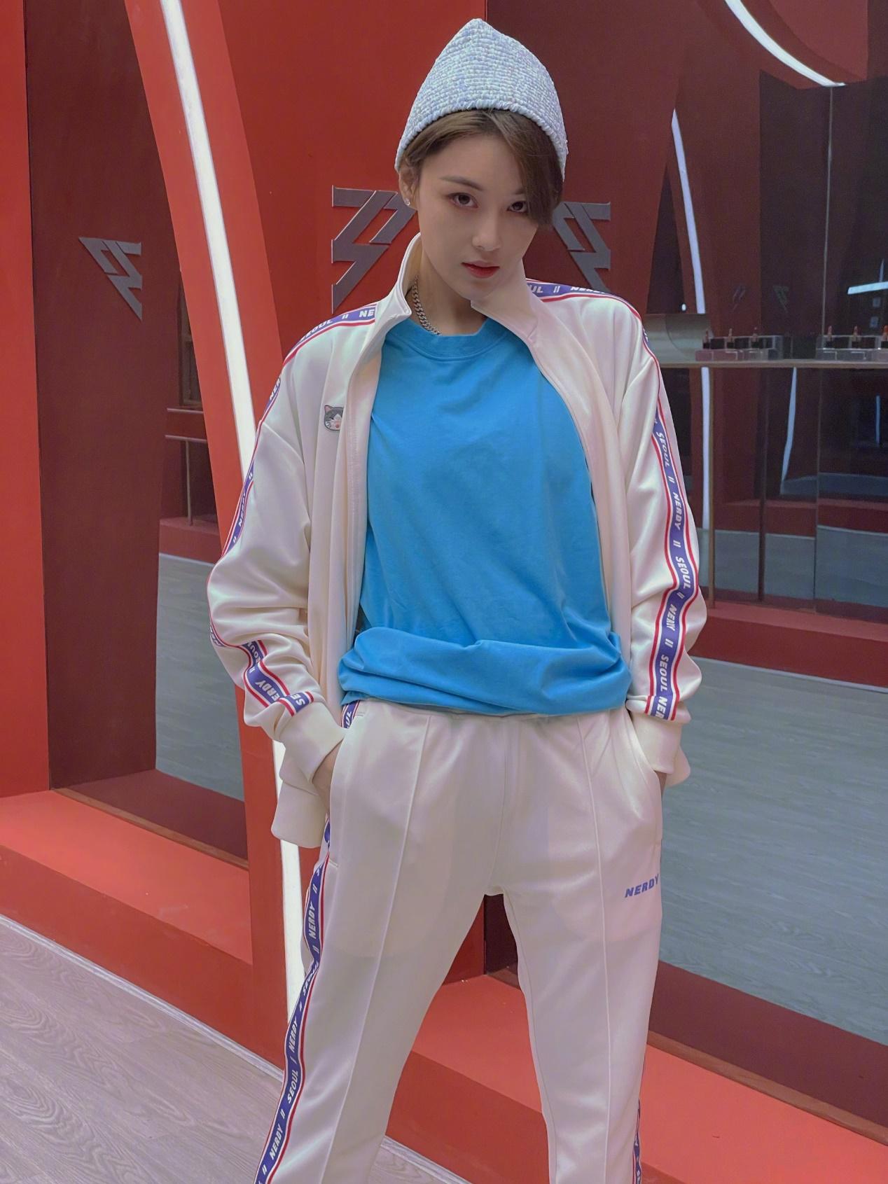 张馨予中性风造型太美了,短发发带干练帅气,精致五官英气十足