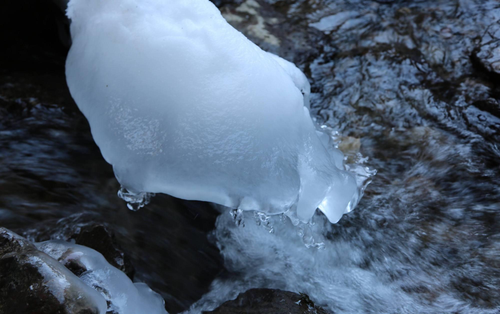 天山玉湖冰面融化,浅蓝色河水美得像蓝宝石