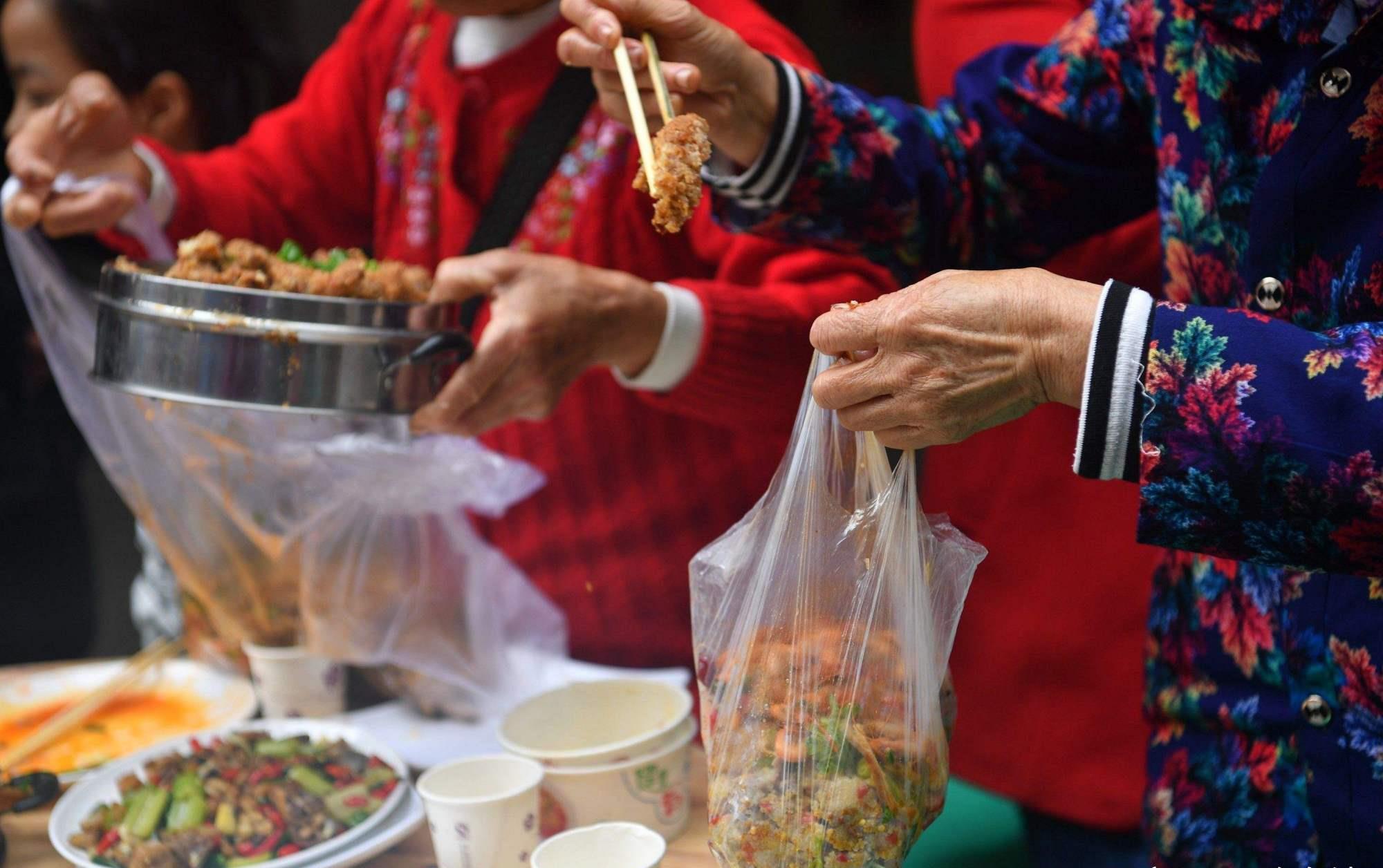 喜宴上,老人给没来的外孙打包甜点,同行孙子没得吃,发灵魂拷问|喜宴