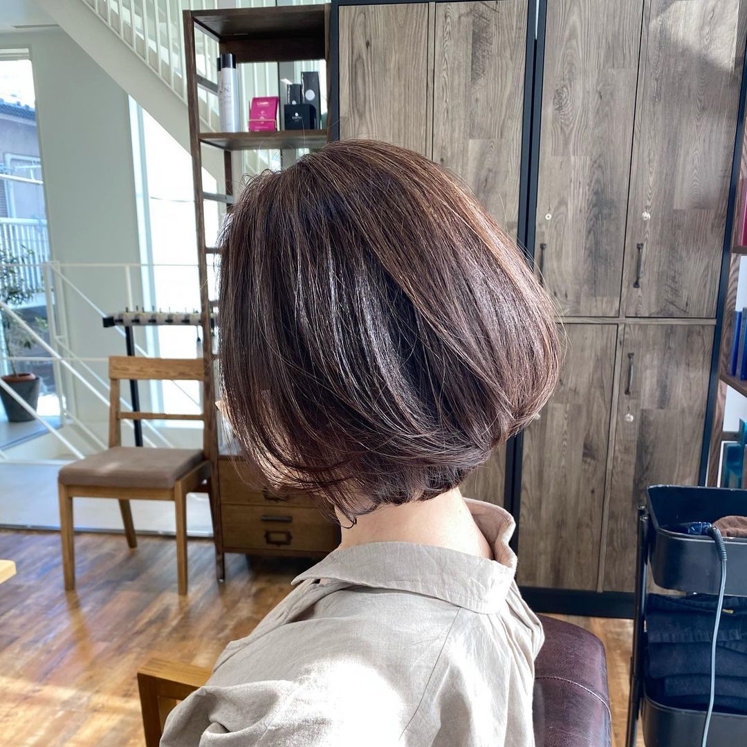 齐脸的波波头短发可以说是相当减龄的一款发型,尤其是搭配齐刘海,让你