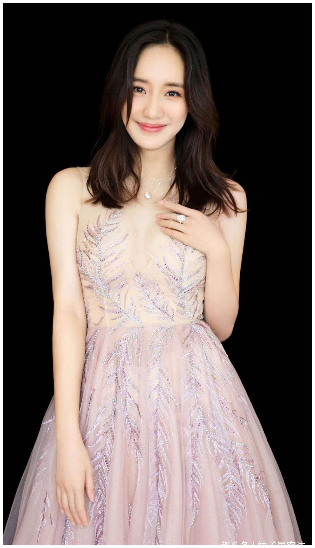 她是《夏洛特烦恼》的"国民校花"秋雅,身材火辣让人着迷|夏洛特烦恼|