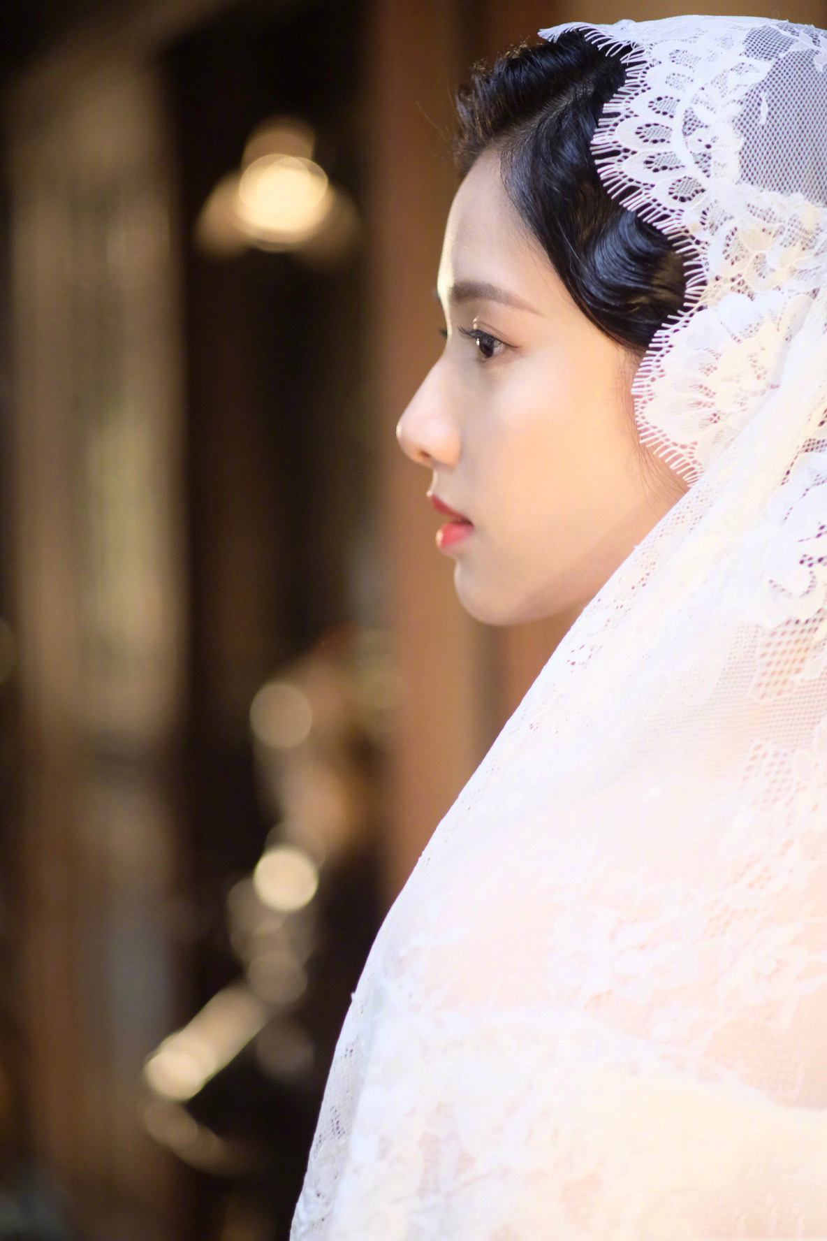 张婧仪剧中造型释出,身穿一袭纯白蕾丝民国婚纱与低