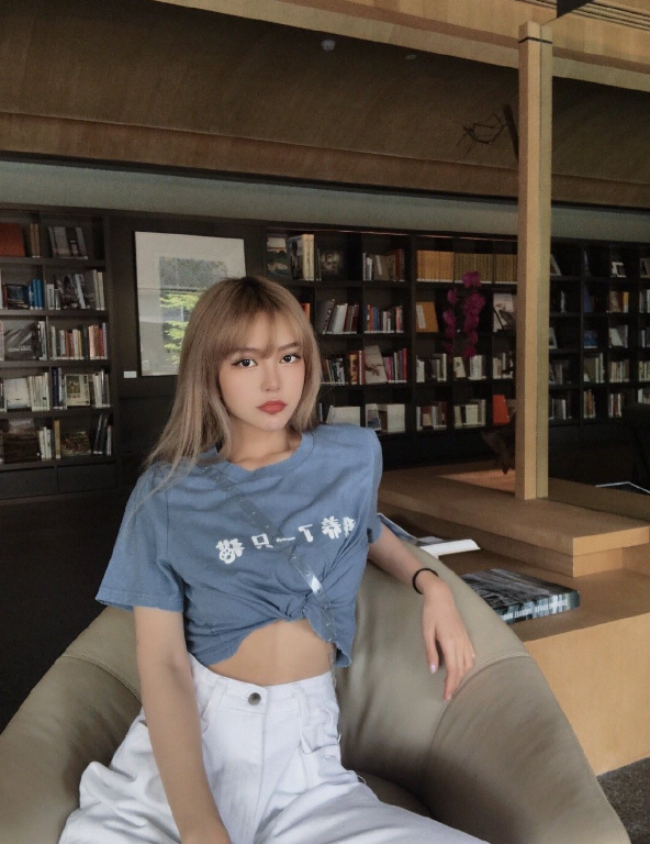 周扬青发色很出众不是一般人敢轻易尝试的穿搭造型依然好看