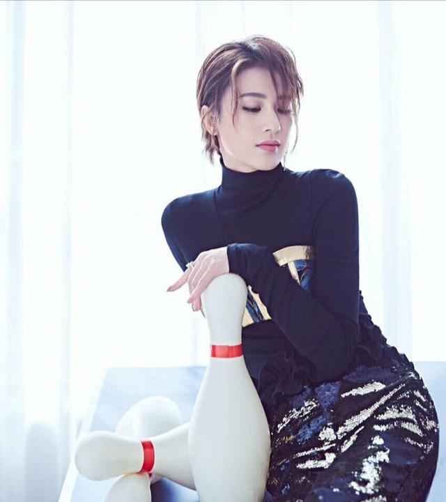 黄圣依剪短发太个性,蕾丝配小皮衣的搭配很吸引人眼球,又酷又飒