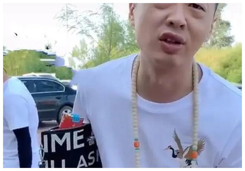 抽中华的街溜子都开什么车?网友:价格不重要,关键得能治咳嗽!