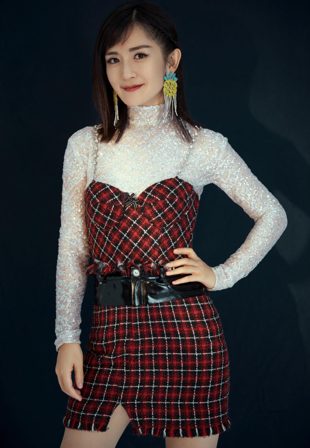 谢娜真敢穿,透视衫搭配格子短裙又酷又炫,流苏耳坠十分吸睛