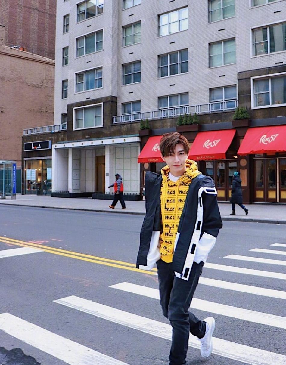 炎亚纶的2019街拍写真!身高177年龄34,照样是最帅的时尚男神